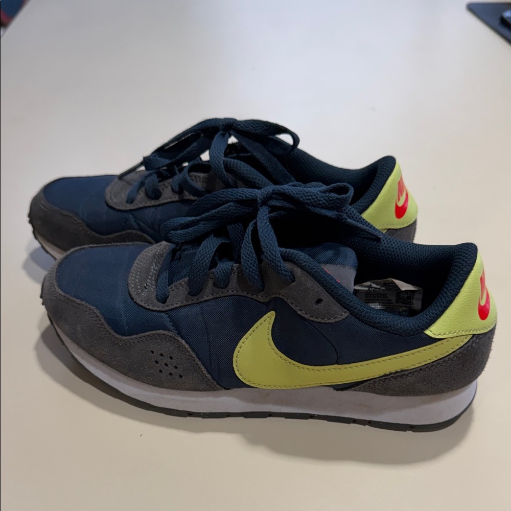 Nike youth MD Valiant Deep Ocean Limelight